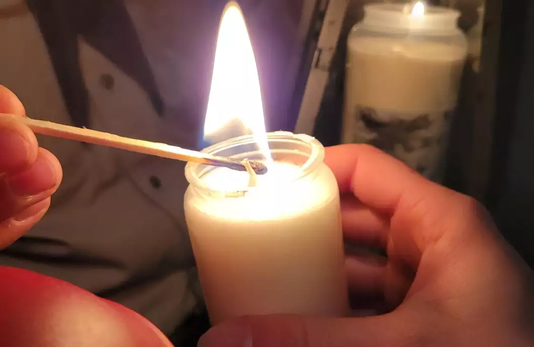 Betlémské světlo už je v Pelhřimově. Přivezli ho skauti z Lince