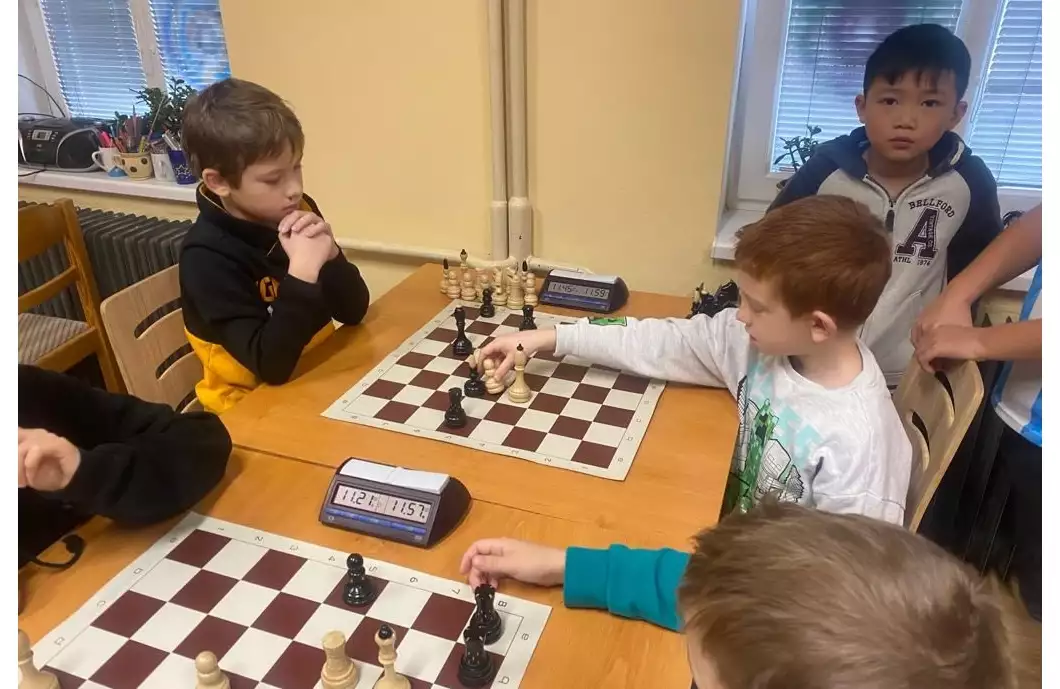 Do přeboru škol v šachu zasáhlo skoro sedm desítek hráčů