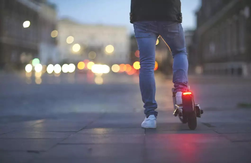 Další nehoda elektrokoloběžky. Policisté žádají o spolupráci