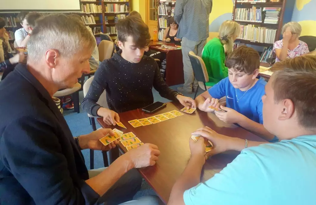 Deskové hry do knihovny pomáhají vybírat děti