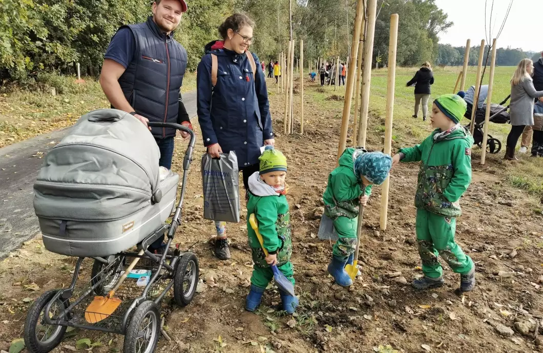 Rodiče vysadili dětem stromky u nové cyklostezky