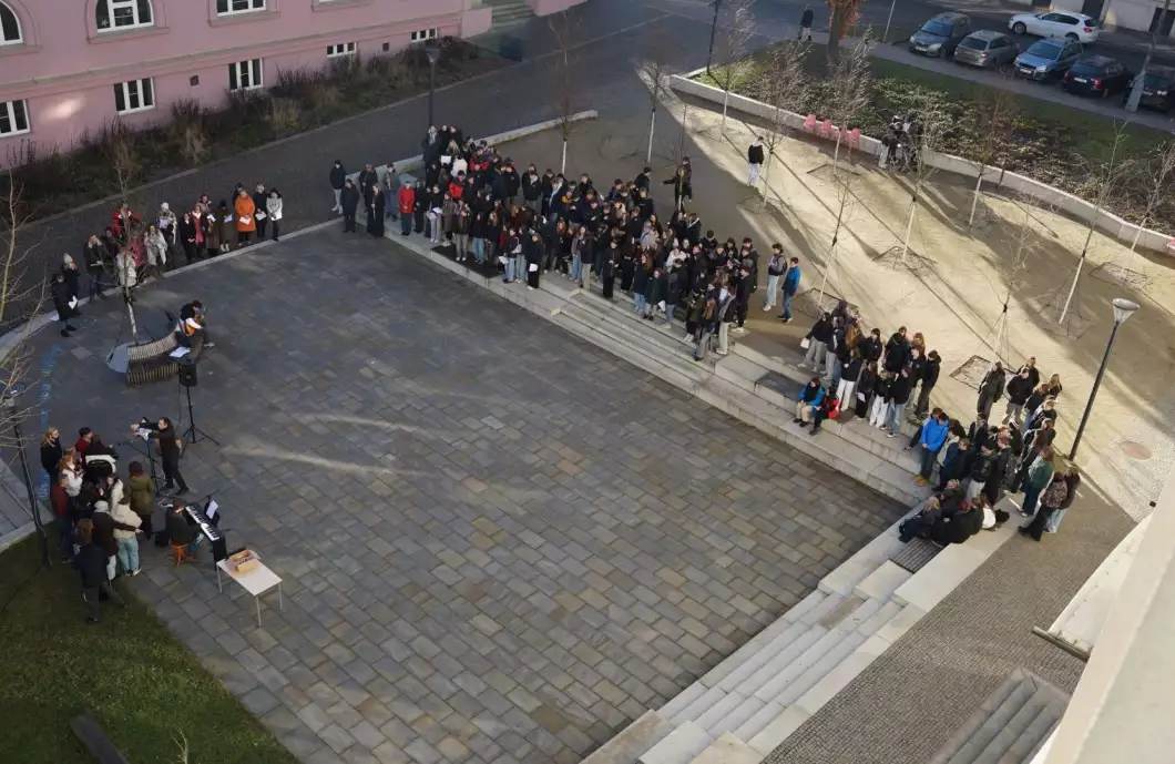 U gymnázia zněly vánoční písně v podání studentů a pedagogů
