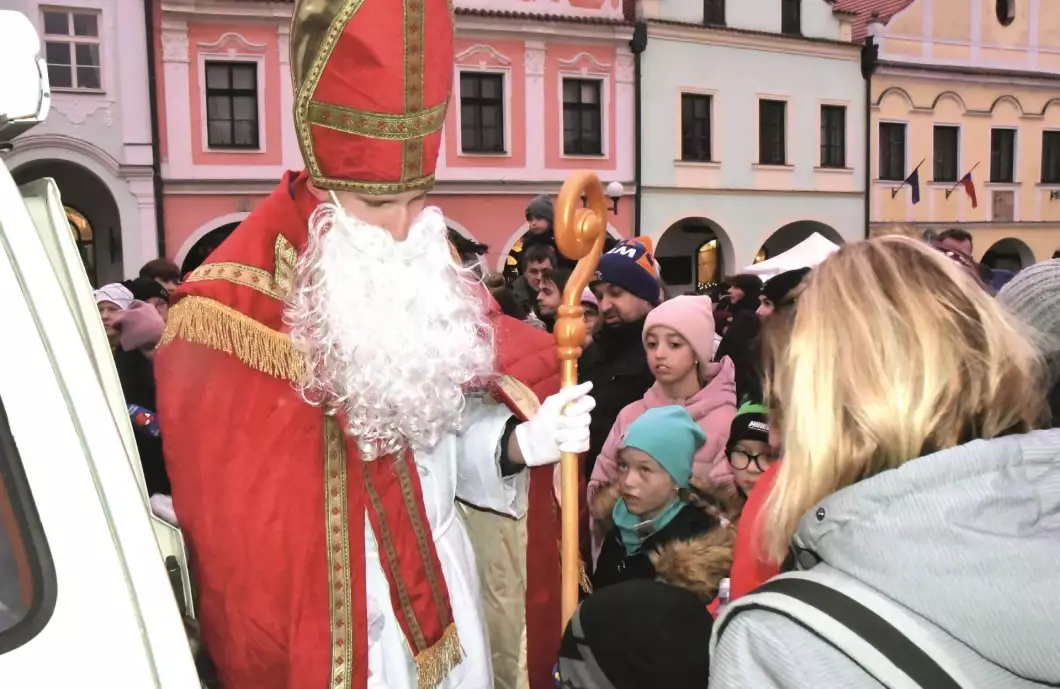Mikuláš s čerty přilákali na náměstí desítky rodin