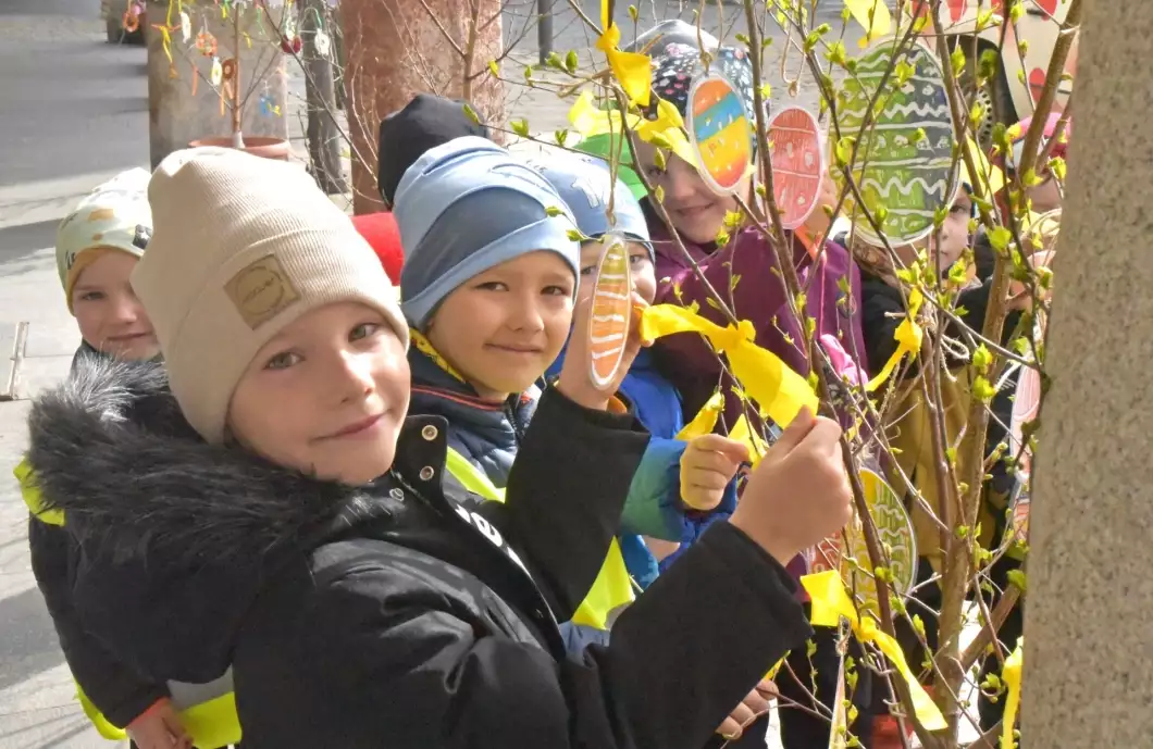 Sedmnáct vajíčkovníků zdobí prostory před radnicí