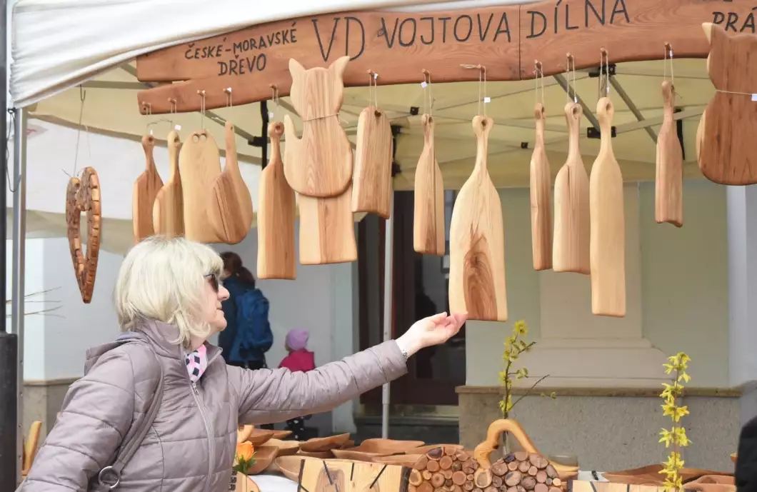 S výrobky jezdím po celé republice, říká truhlář z MINI jarmarku