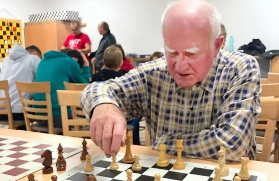 Šachisté popřáli svému dlouholetému členovi k osmdesátinám