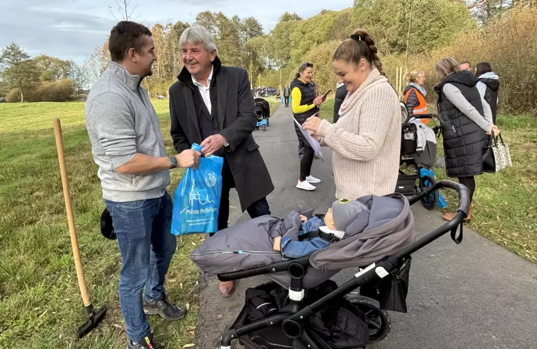 Rostou příběhy života. Rodiče zasadili stromky pro potomky