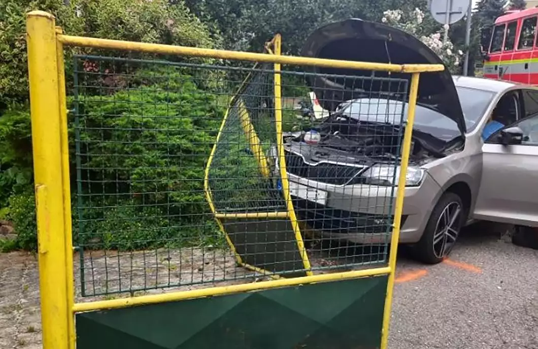 Řidič narazil do oplocení domu. Škoda je 150 tisíc korun
