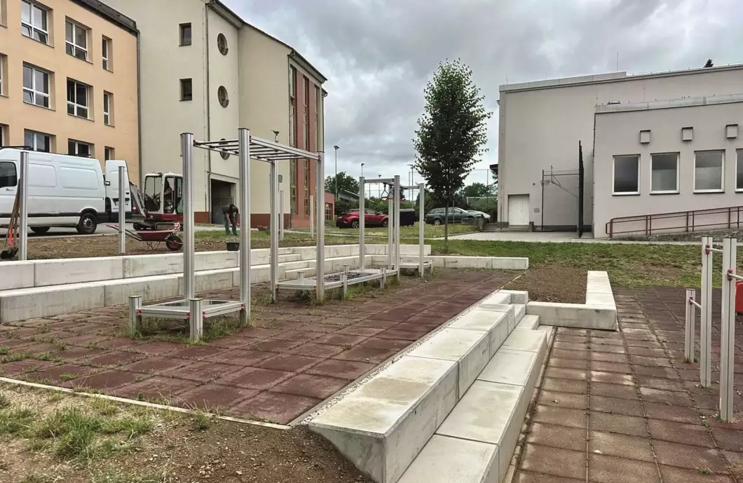 Dětské hřiště u Máje má nové posedové schody