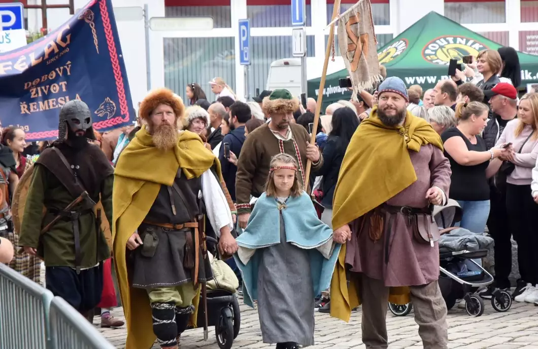 Historii i oslavy výročí města zachytily kamery