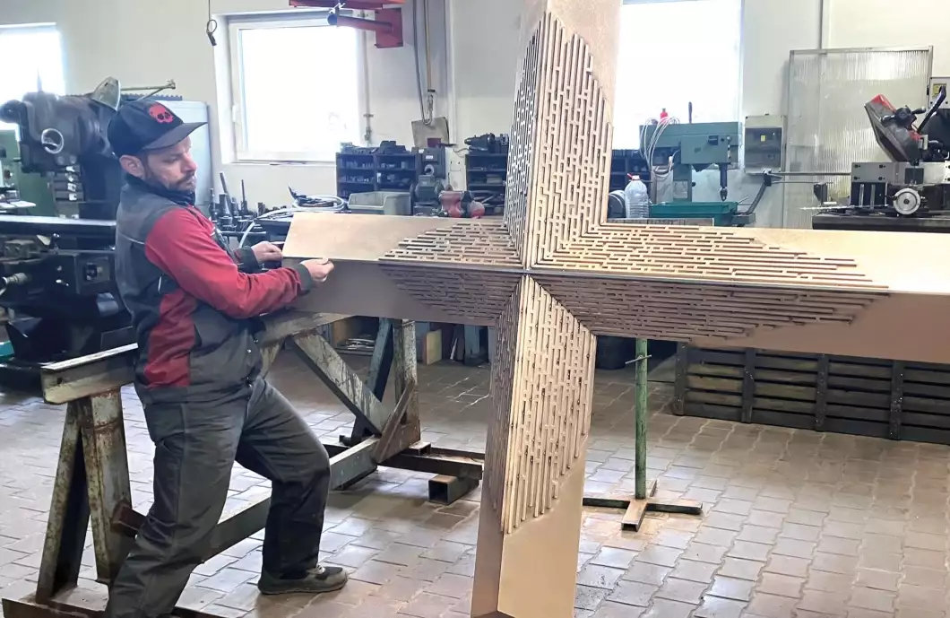 Umělecké dílo pro novou část hřbitova bude brzy dokončeno