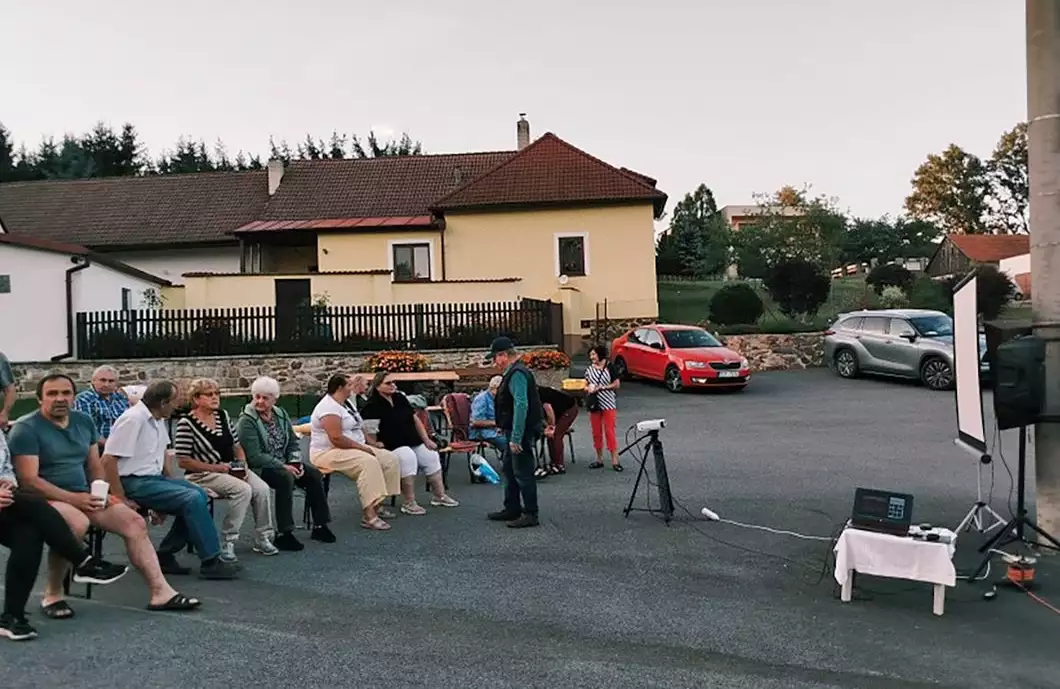 V Radětíně se opět promítalo pod širým nebem
