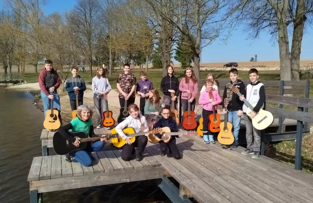 Malí kytaristé uspořádali koncert u Stráže