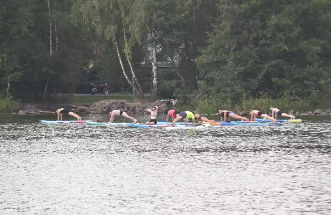 Jóga na paddleboardech nabízí sport i zábavu