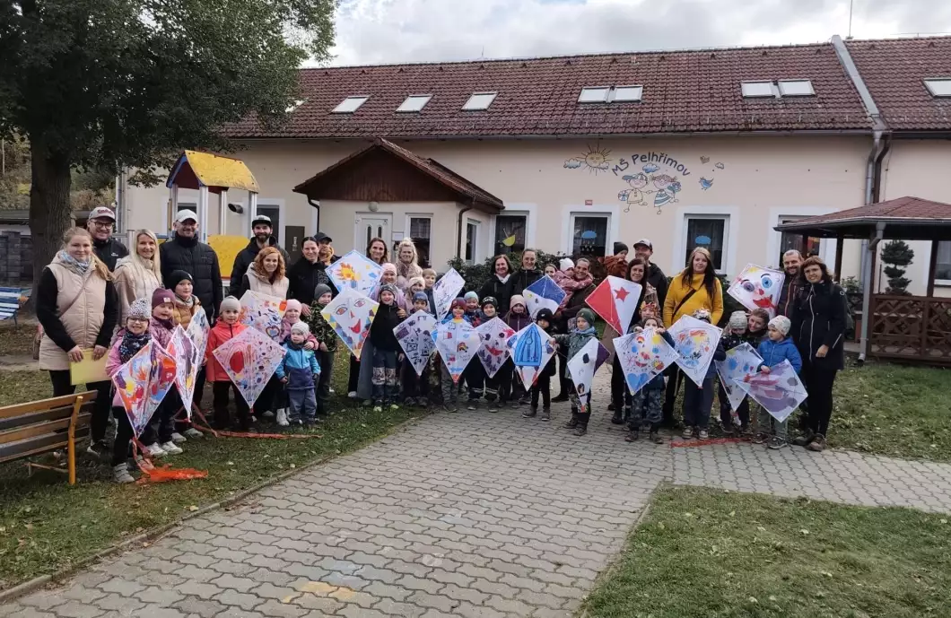 Barevní draci ze Sluníček vzlétli nad Polním Dvorem