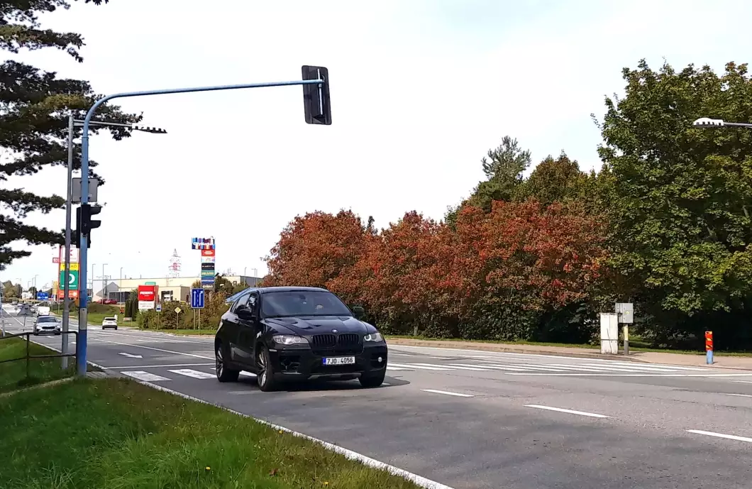 Poškozený sloup omezil provoz semaforů u Lidlu