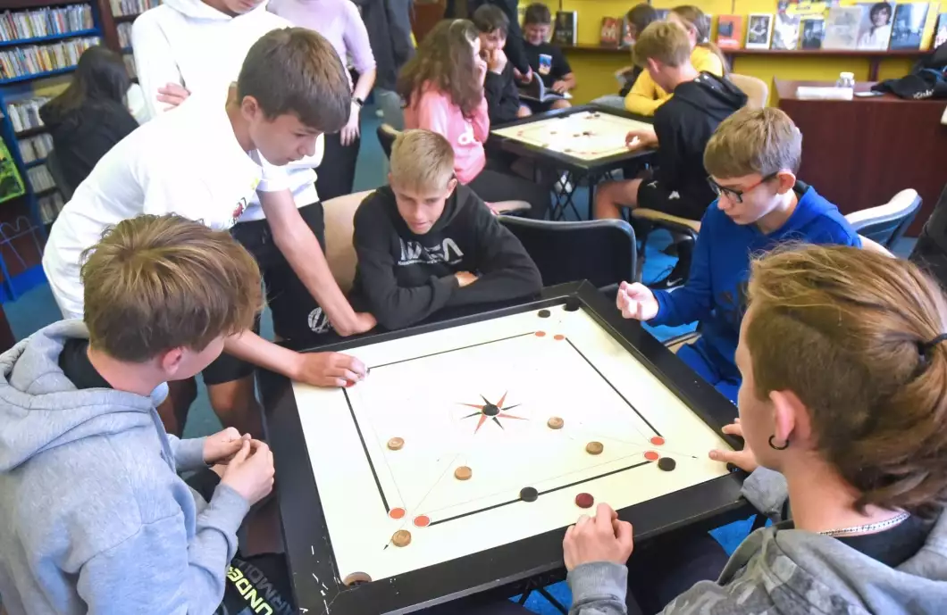 V hudebním oddělení knihovny se hrál indický kulečník