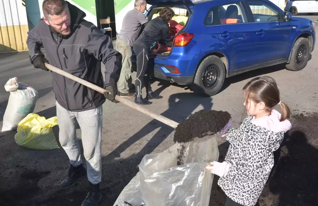 Lidé mohou získat pytel kompostu zdarma