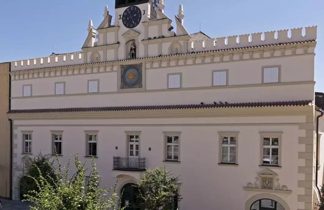 NA CESTÁCH: Na starou radnici dohlíží kostra proradného Hnáta