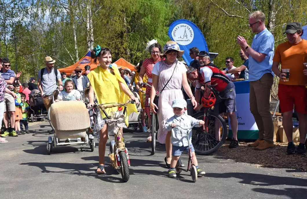 Krásné počasí a spousta lidí. Otevírala se cyklostezka