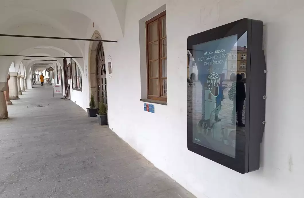 Město má novou úřední desku. Najdete ji u radnice