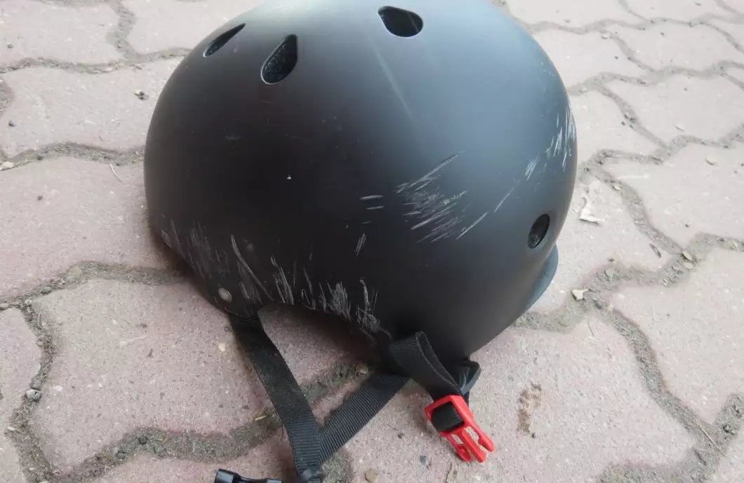 Vezl malého syna. Havaroval na upravené elektrokoloběžce